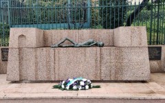 Le monument de la rafle du Vieux-Port, 3 Pl. du Mazeau à Marseille, refleuri ce 1er mai 2021 après un vandalisme. (mairie de Marseille)