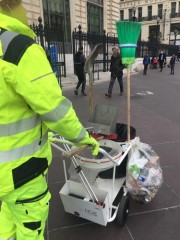 chariot de nettoyage avec le matériel approprié